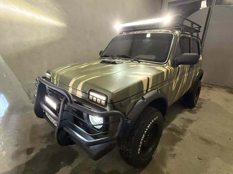 Voyenniy kamufulyaj 4x4 niva sotiladi.