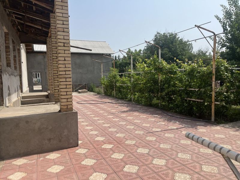 Shahar chekasidan hovli sotiladi Shahar chekasidan hovli sotiladi