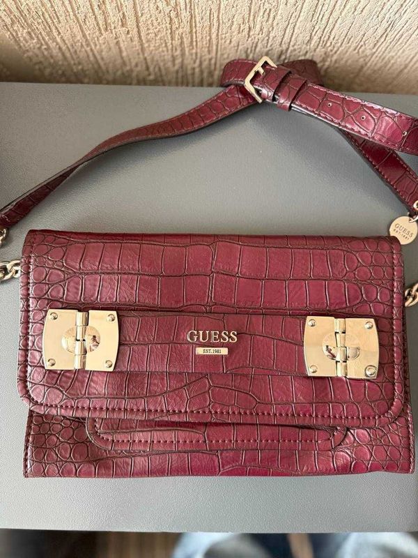 Роскошная сумка Guess цвета бургунди с тиснением под крокодила Роскошная сумка Guess цвета бургунди с тиснением под крокодила