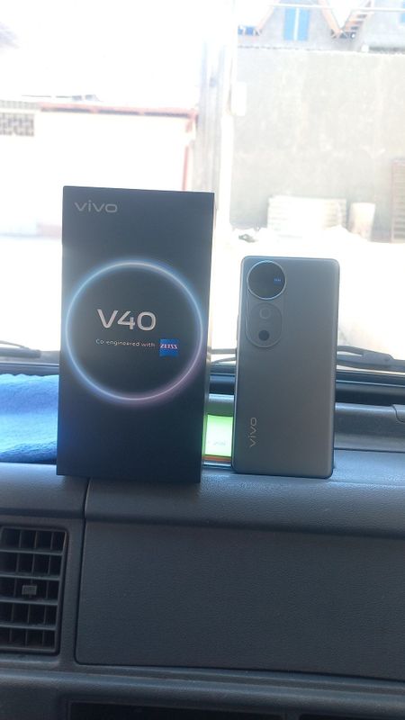 Vivo 40 zeiss sotiladi Vivo 40 zeiss sotiladi