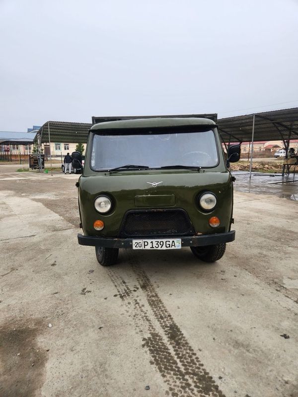 UAZ sotiladi 1980 yil