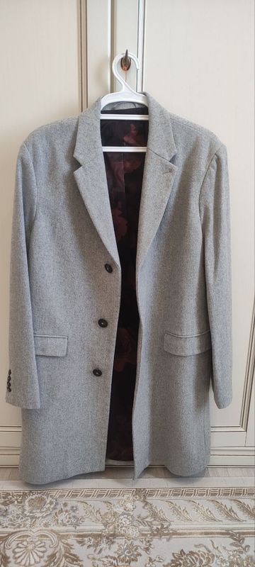 Серое пальто бренд "Burton Menswear London" оригинал,купили в лондоне Серое пальто бренд "Burton Menswear London" оригинал,купили в лондоне