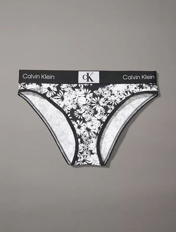 Нижнее бельё Calvin Klein