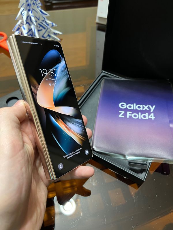 Продам Samsung Z Fold 4 Gold 12/256 2sim в идеальном состоянии