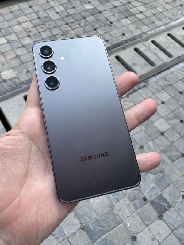 Samsung s24 очень хорошое состояние Samsung s24 очень хорошое состояние