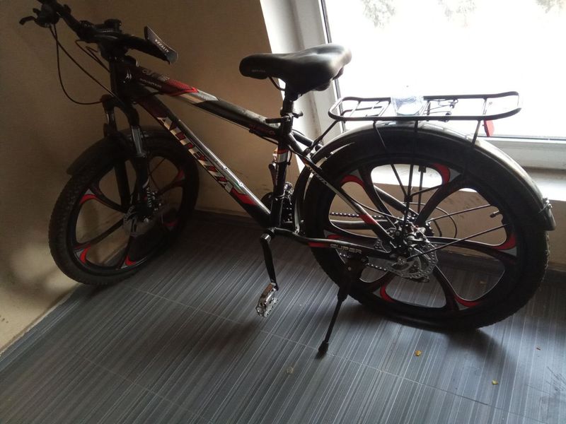 Velik velosiped sotiladi Velik velosiped sotiladi