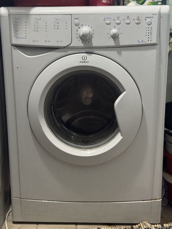 Продается машина Indesit Только поменять надо подшивник Продается машина Indesit Только поменять надо подшивник