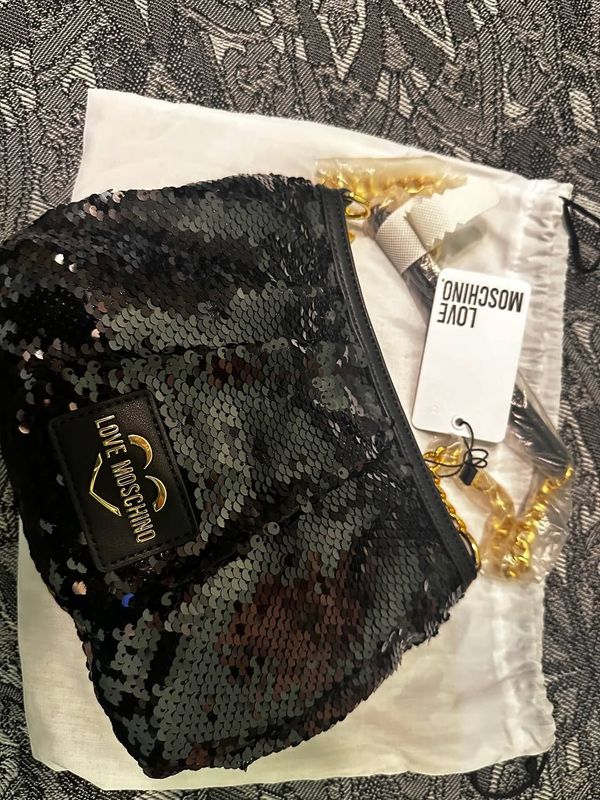 Трендовая сумка Love Moschino Состояние новое !Оригинал ! Цена оконч