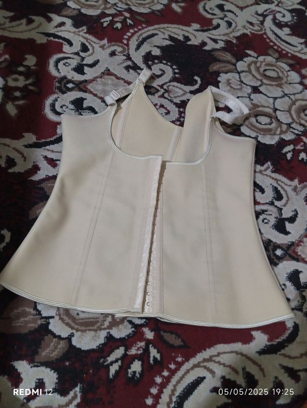 Karset orginal kiyilmagan razmeri 2xl Karset orginal kiyilmagan razmeri 2xl