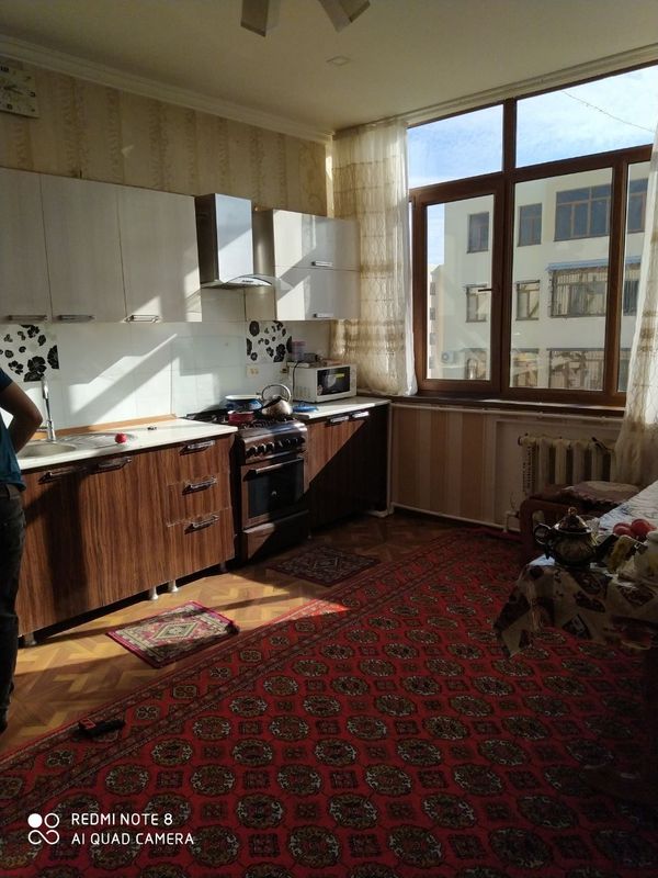 Срочно продается квартира 4 х комнатная динамо 4 этаж