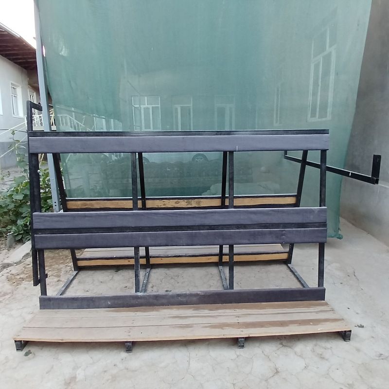 Peramida orqasi ochu moshinaga qóyadgan Peramida orqasi ochu moshinaga qóyadgan