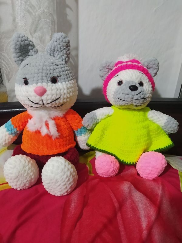 Вязаные кот и кошка