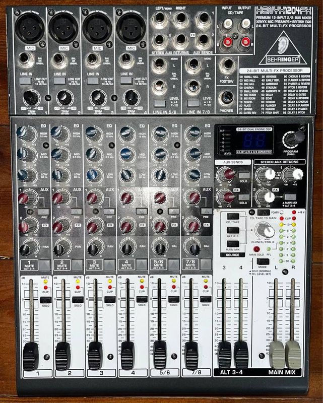 Микшерный пульт BEHRINGER