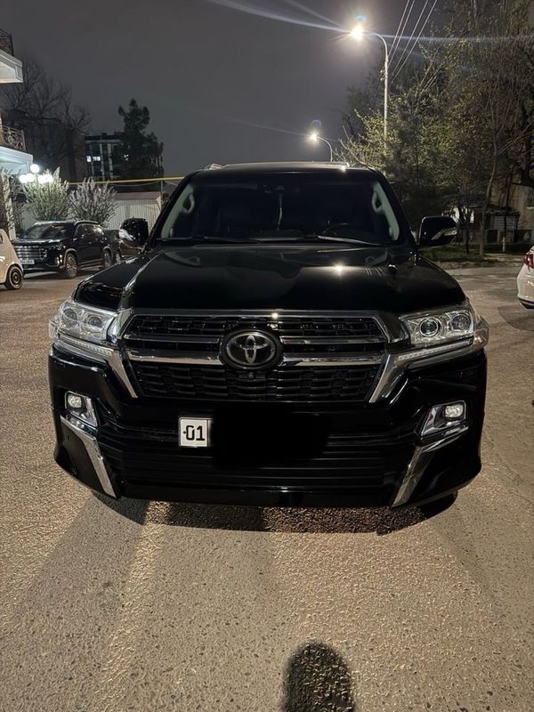 Toyota Land Cruiser 200 qora Motor 5.7lik 2018-yil Toyota Land Cruiser 200 qora Motor 5.7lik 2018-yil
