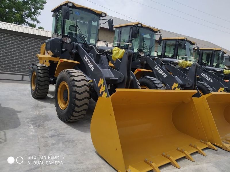 Фронтальный погрузчик: XCMG Модель: LW330FN