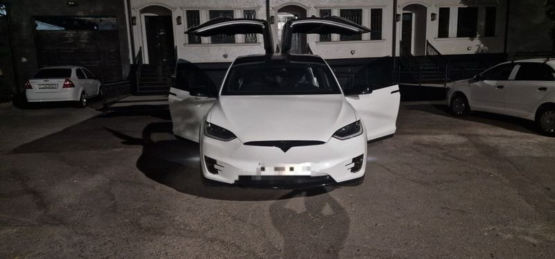 Отличная машина Tesla modul X Отличная машина Tesla modul X