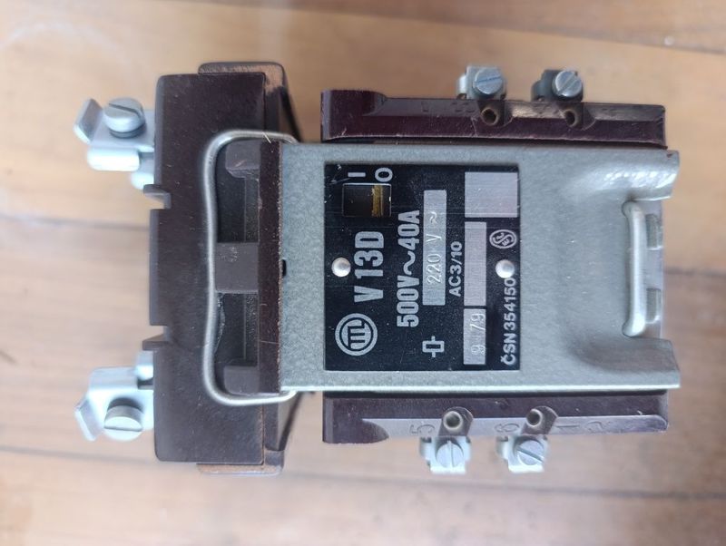 Пускатель магнитный V13D 40A 220B Пускатель магнитный V13D 40A 220B