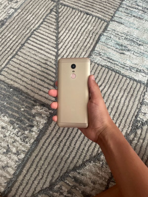 Продается телефон Redmi 5 Plus на 32 Гб Продается телефон Redmi 5 Plus на 32 Гб