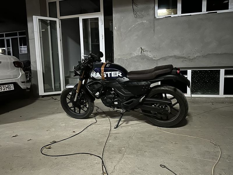 Caferacer , KP Master