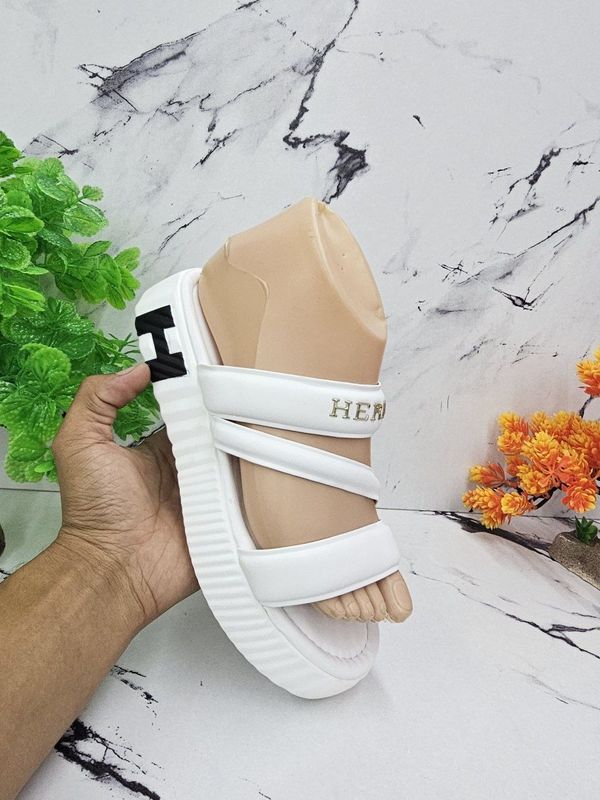 Ayollar tapochkasi Hermes brendi Ayollar tapochkasi Hermes brendi
