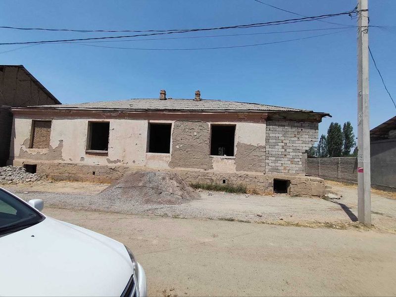 Ер уй сотилади, 3 та уй курса булади, 7 сотих, Иппадромга 8 км. Ер уй сотилади, 3 та уй курса булади, 7 сотих, Иппадромга 8 км.