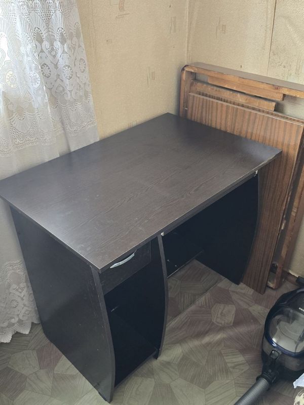 Продается компютерный столик Продается компютерный столик