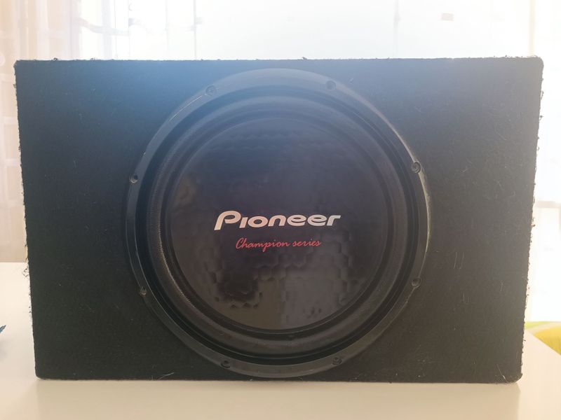 Сабвуфер Pioneer с усилителем Pioneer на 500 Ватт.