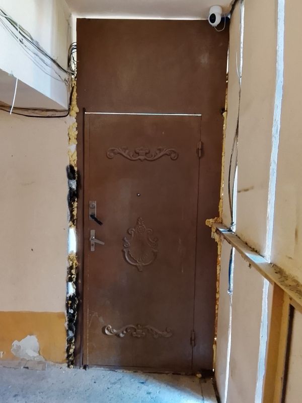 Продаю железную дверь в подъезд