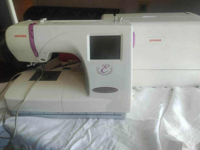 Вышивальная машина Janome Memory Craft 350e Вышивальная машина Janome Memory Craft 350e