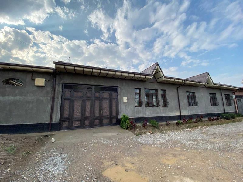 Sabzavot mahallasida shinam hovli sotiladi! 10 sotix, 6 xona,