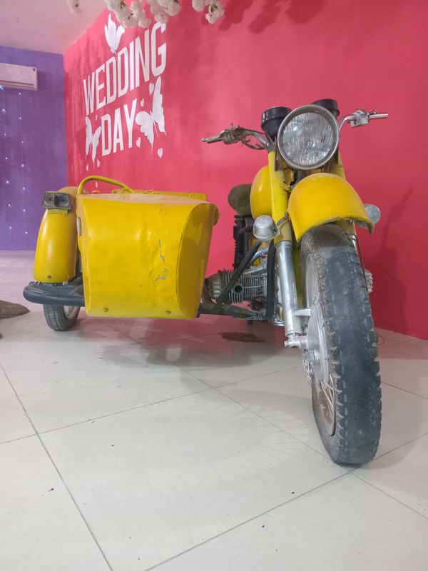 Mototsikl sotiladi yonidagi kabinasi bilan Mototsikl sotiladi yonidagi kabinasi bilan