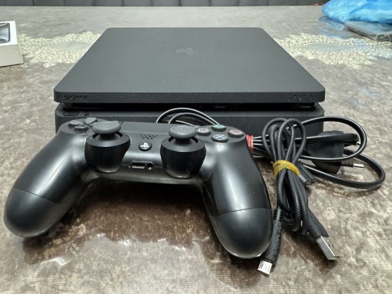 Sony PlayStation 4Slim 500Gb контролер и две игры Sony PlayStation 4Slim 500Gb контролер и две игры