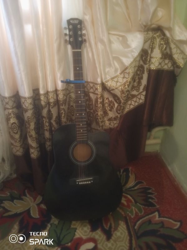 Aksutitka gitara olgandan ber uyda turbddi