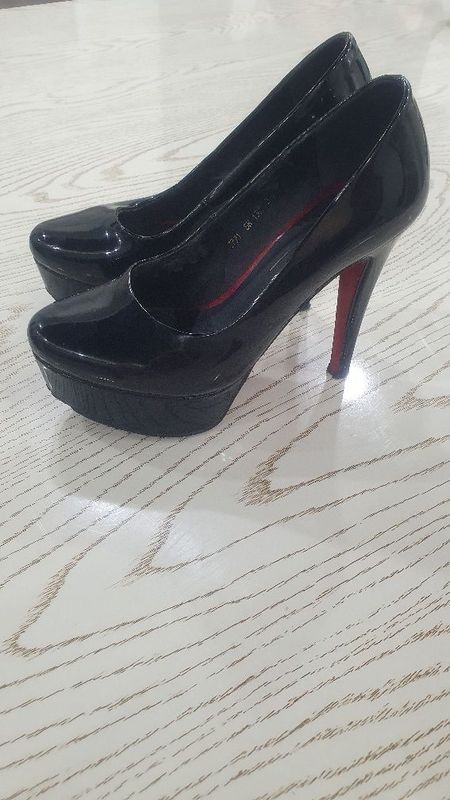Ayollar oyoq kiyimlari Ayollar oyoq kiyimlari