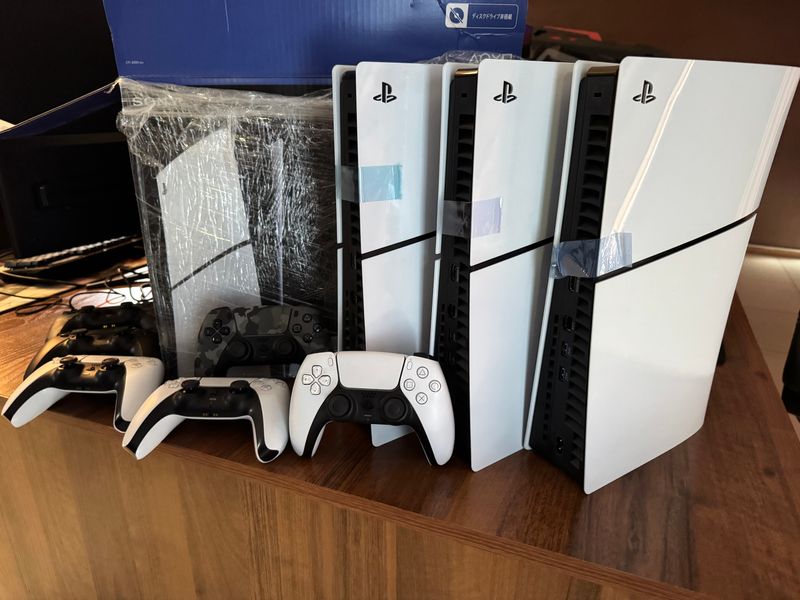 PS5 + 2 Pult + 43TV + 18 Games PS5 + 2 Pult + 43TV + 18 Games