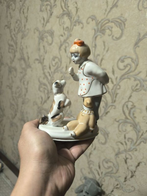 Фарфоровая статуэтка.