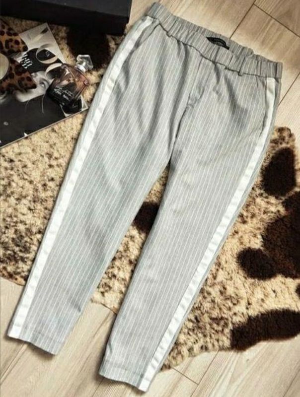 Брючки Zara , размер xs, на худенькую девочку или подростка Брючки Zara , размер xs, на худенькую девочку или подростка