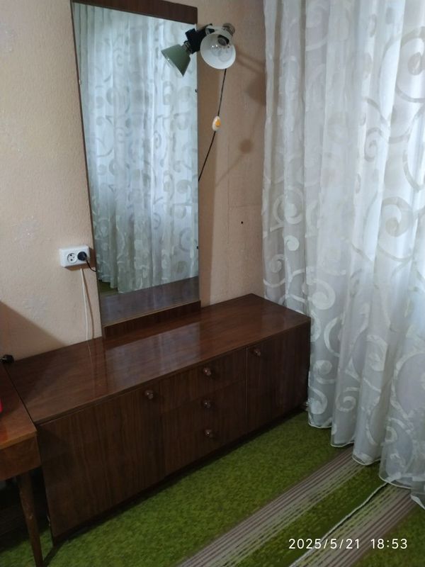 Продаётся трюмо. Деревянное. Состояние отличное. Продаётся трюмо. Деревянное. Состояние отличное.
