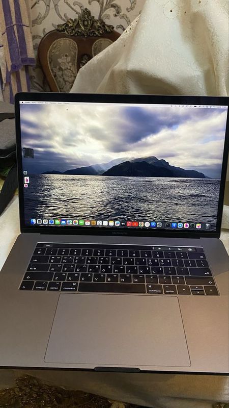 Macbook pro 2017 core i7 cyck390