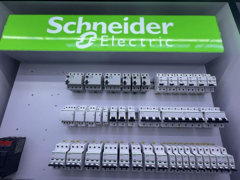 Автоматический включател от Schneider