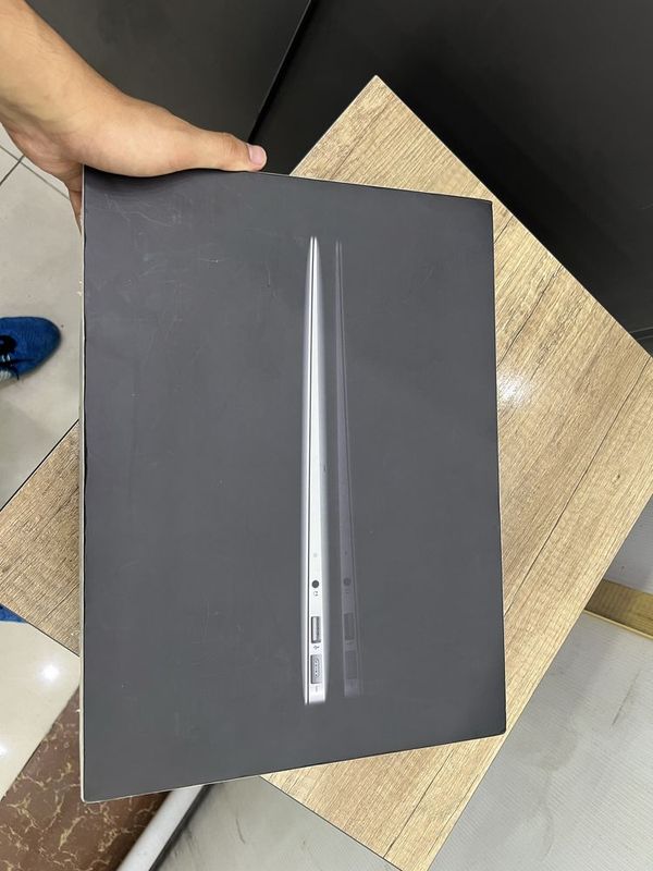 Macbook 2011 sotiladi
