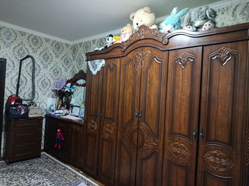 Mebel sotiladi tosh oynasi bilan birga Mebel sotiladi tosh oynasi bilan birga