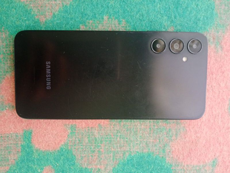 Samsung a05s 4/128 xotira holati yaxshi karobka yoq ishonchli