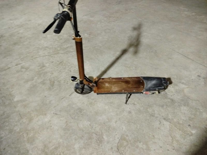 Elektrosamokat 3 yil uchilgan polniy zaryadkasida 25km/h gacha chiqadi Elektrosamokat 3 yil uchilgan polniy zaryadkasida 25km/h gacha chiqadi