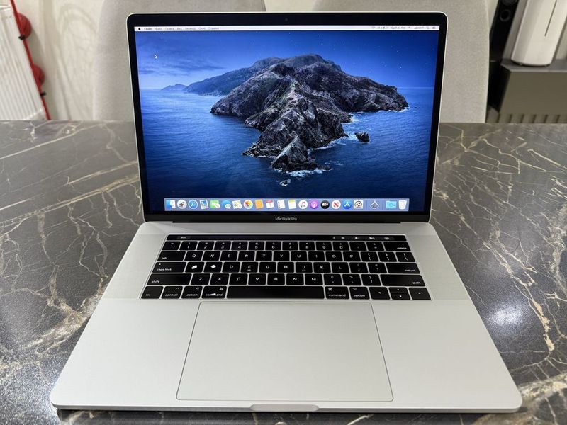 MacBook PRO 15 Core i7/ 16GB/ 256GB/ Radeon PRO 4GB