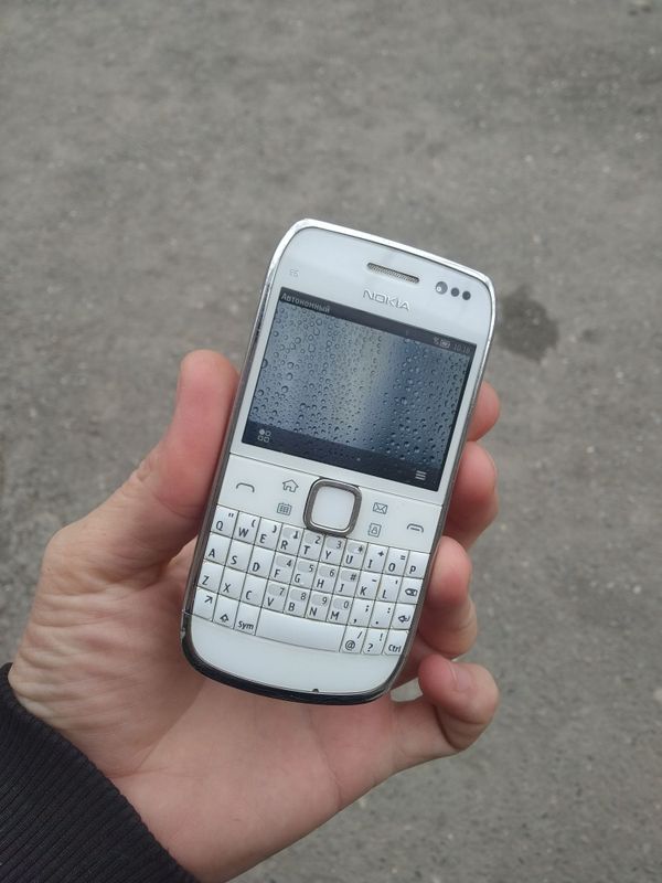 Nokia E6-00 sotladi xamma joyi rodnoy