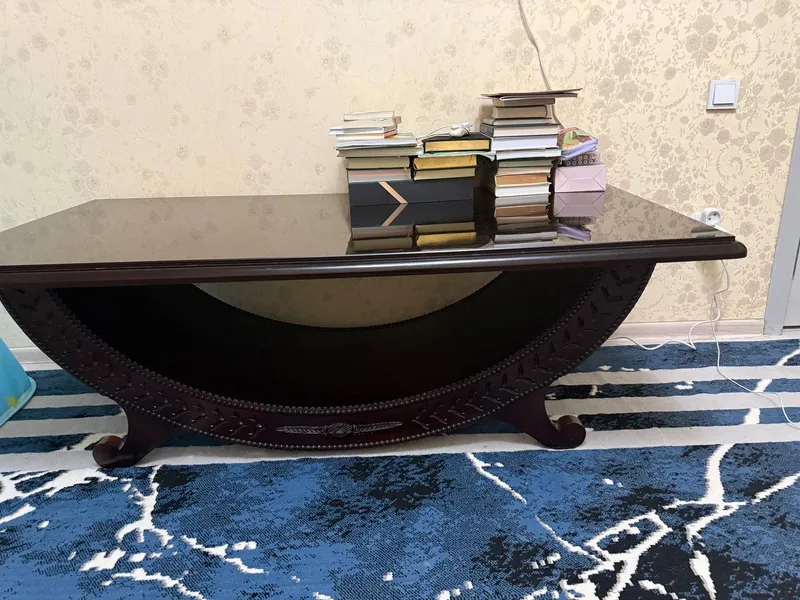 Мехмонхона учун стол сотилади. Холати зур.