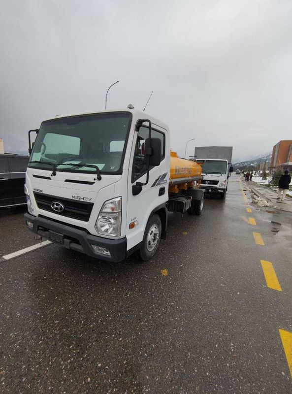 Поливомоечная машина 4 м3 HYUNDAI EX8 Поливомоечная машина 4 м3 HYUNDAI EX8