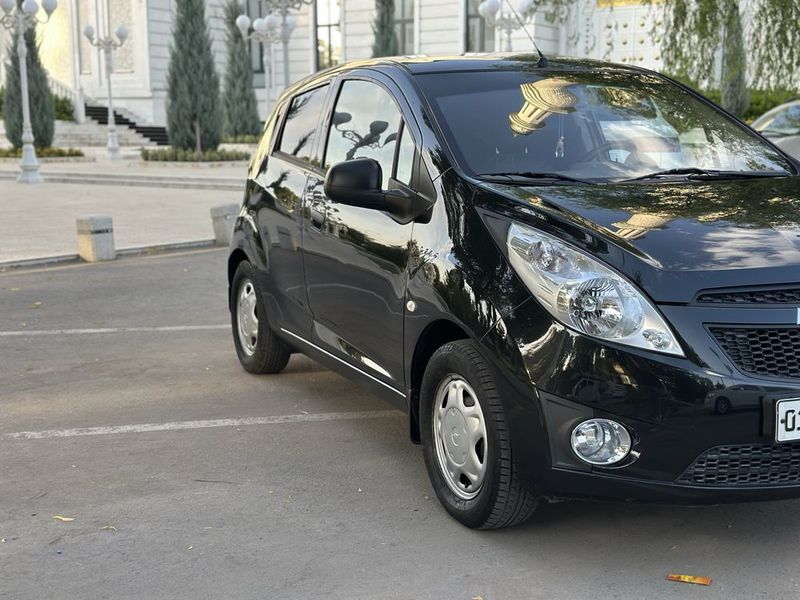 Spark sotiladi 2013 yil qora 186000 km 1 qol