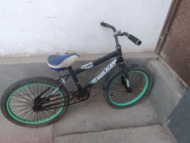 Velosiped sotaman eski pedali ishlamidi baloni teshik Velosiped sotaman eski pedali ishlamidi baloni teshik